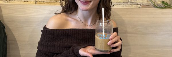 Em kutcher holding a chai tea